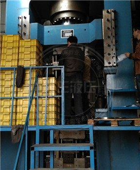 1000噸框架式成型壓機(jī) 